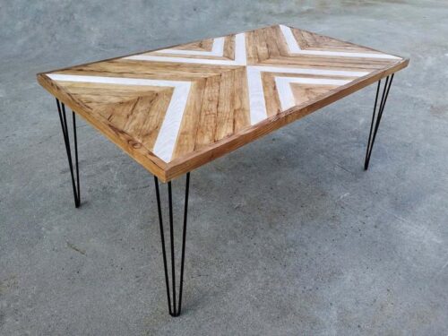 стол с абстрактными узорами