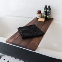 фото деревянной доски на ванную