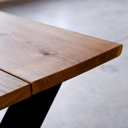 Фото стола из деревянных спилов дуба